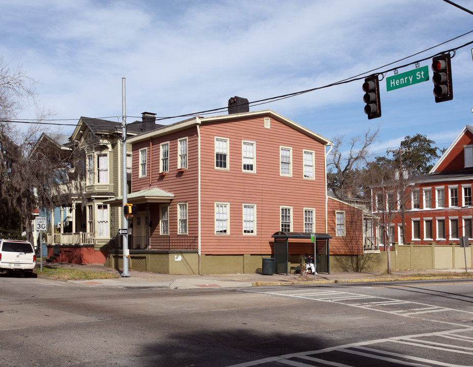 126-128 E Henry St in Savannah, GA - Building Photo