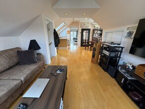 17 Skahan Rd in Belmont, MA - Foto de edificio - Building Photo