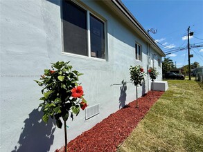 1391 NW 72nd St in Miami, FL - Foto de edificio - Building Photo