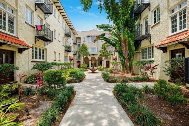 2117 W Dekle Ave in Tampa, FL - Building Photo - Building Photo