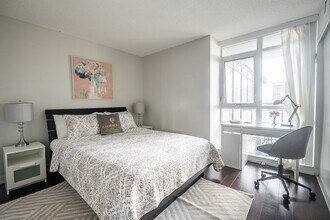 2708 Puente de Luz in Toronto, ON - Building Photo - Building Photo