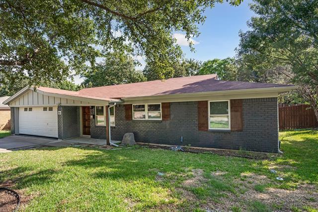 110 Juniper St in Mansfield, TX - Foto de edificio - Building Photo