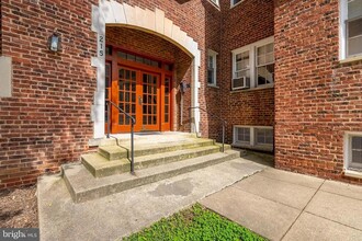 215 Emerson St NW, Unit 202 in Washington, DC - Foto de edificio - Building Photo