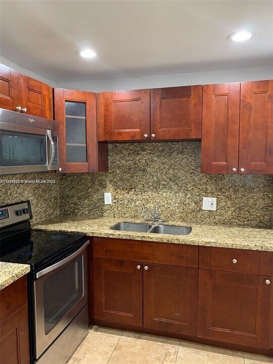 8704 NW 38th Dr in Coral Springs, FL - Foto de edificio