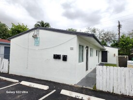 133 SW 5th Ct, Unit Unit C in Dania Beach, FL - Building Photo
