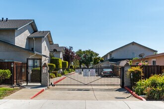 595 Blossom Way in Hayward, CA - Building Photo - Building Photo