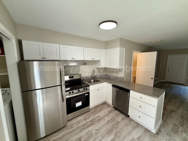 126 Friar Ln in Carrboro, NC - Building Photo - Building Photo