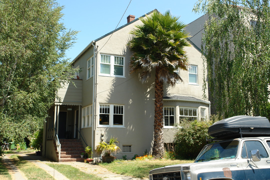 5848 Birch Ct in Oakland, CA - Foto de edificio