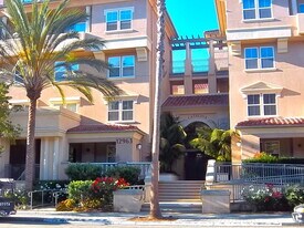 12963 W Runway Rd in Los Angeles, CA - Building Photo