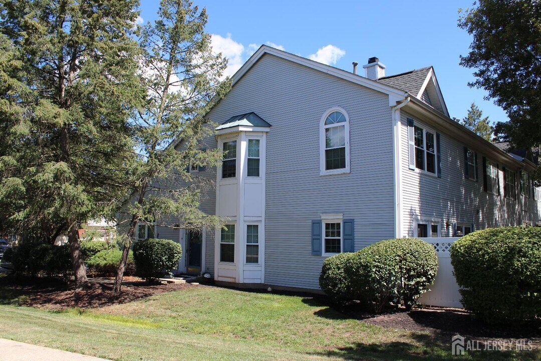 2 Jade Ct in Franklin Township, NJ - Building Photo