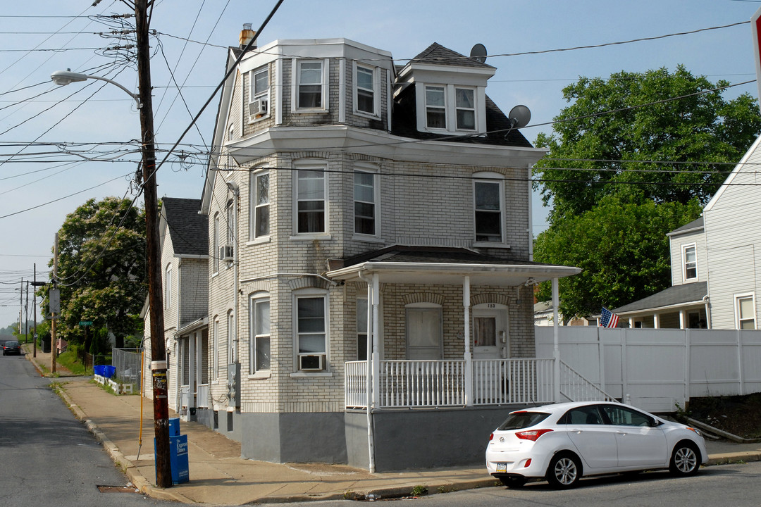 183 E Nesquehoning St in Easton, PA - Foto de edificio