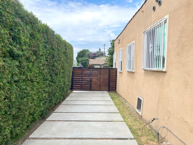 3606 Cimarron St in Los Angeles, CA - Building Photo - Building Photo