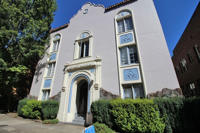 1943 NW Irving St-Unit -201 in Portland, OR - Building Photo - Building Photo