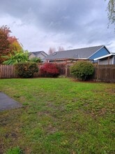 14877 SE Gilesford St in Clackamas, OR - Building Photo - Building Photo