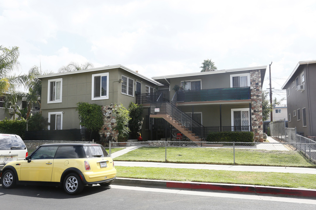 20560 Hartland St in Winnetka, CA - Building Photo