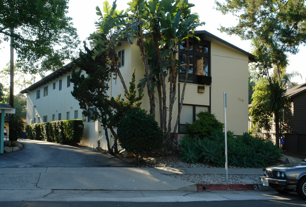 228 W Alamar Ave in Santa Barbara, CA - Building Photo