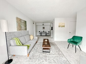 1030 1/2 Clayton Ln in Austin, TX - Building Photo - Building Photo