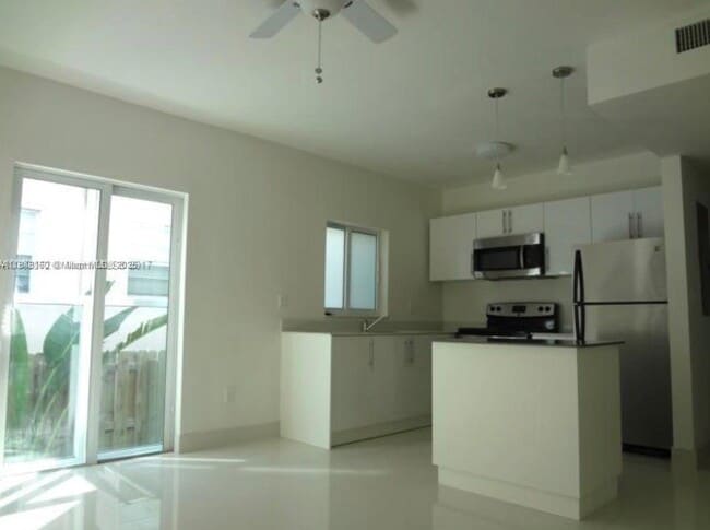 6891 Bay Dr in Miami Beach, FL - Building Photo - Building Photo