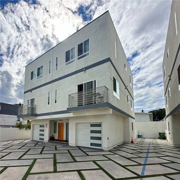 5743 Fulcher Ave in Los Angeles, CA - Building Photo