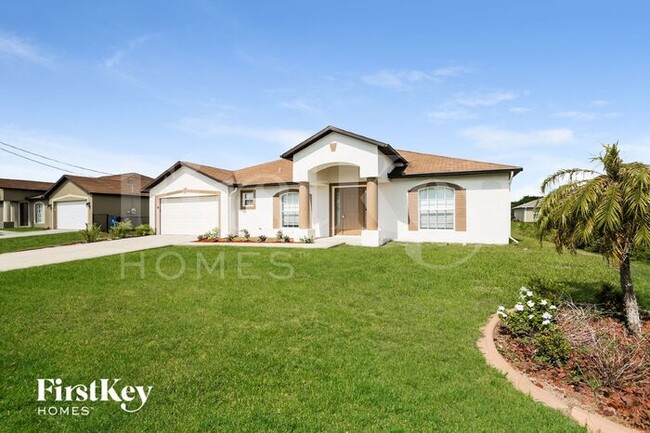 320 Lancelot Ave in Lehigh Acres, FL - Building Photo - Building Photo