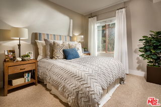 1040 Glendon Ave in Los Angeles, CA - Building Photo - Building Photo