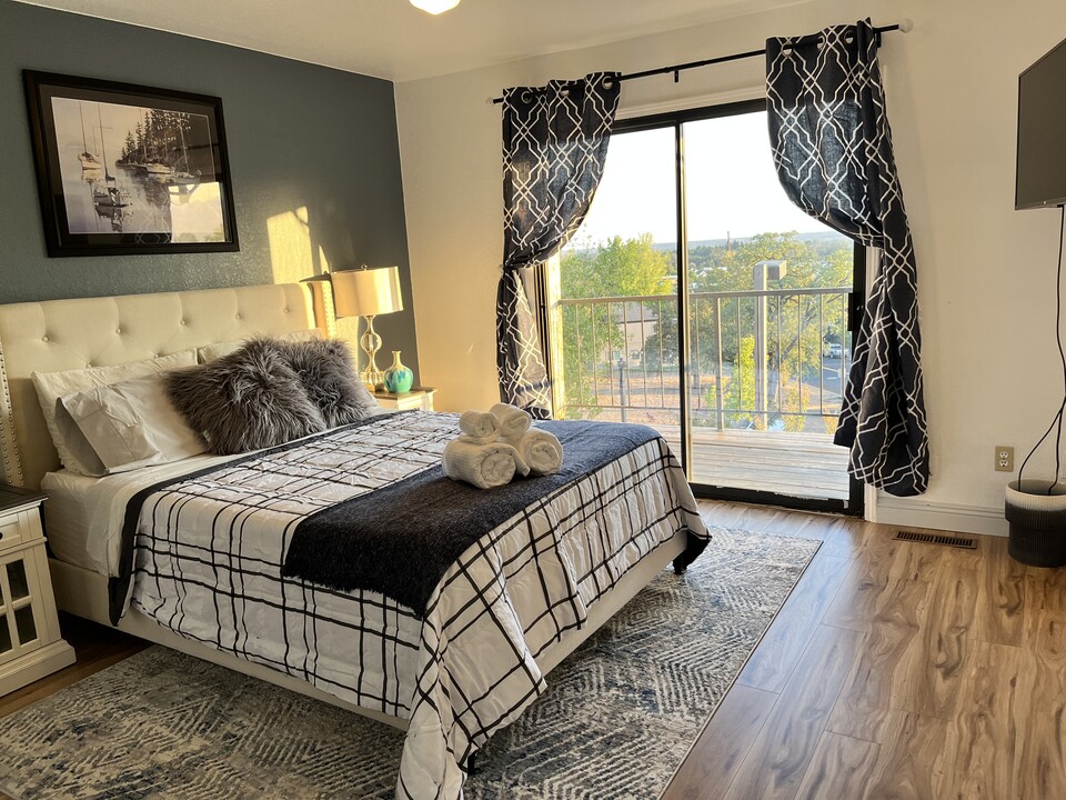 847 Mission Sierra Ct, Unit Mission Sierra in Redding, CA - Building Photo