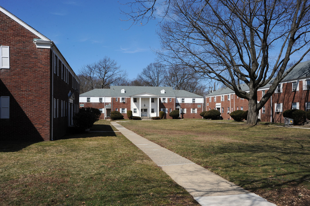 Redfield Village in Metuchen, NJ - Building Photo