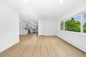 621 S 5th St in Lindenhurst, NY - Building Photo - Building Photo