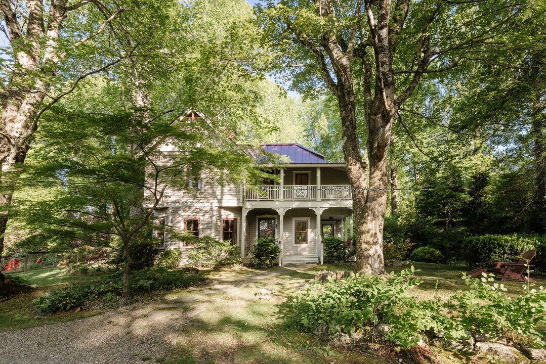 520 Esseola Dr in Saluda, NC - Building Photo