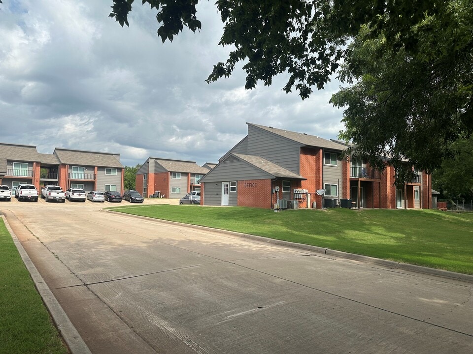 Country Grove Apartments in Shawnee, OK - Building Photo