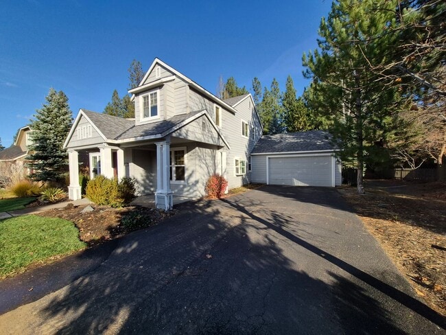 19397 Blue Lake Loop in Bend, OR - Building Photo - Building Photo