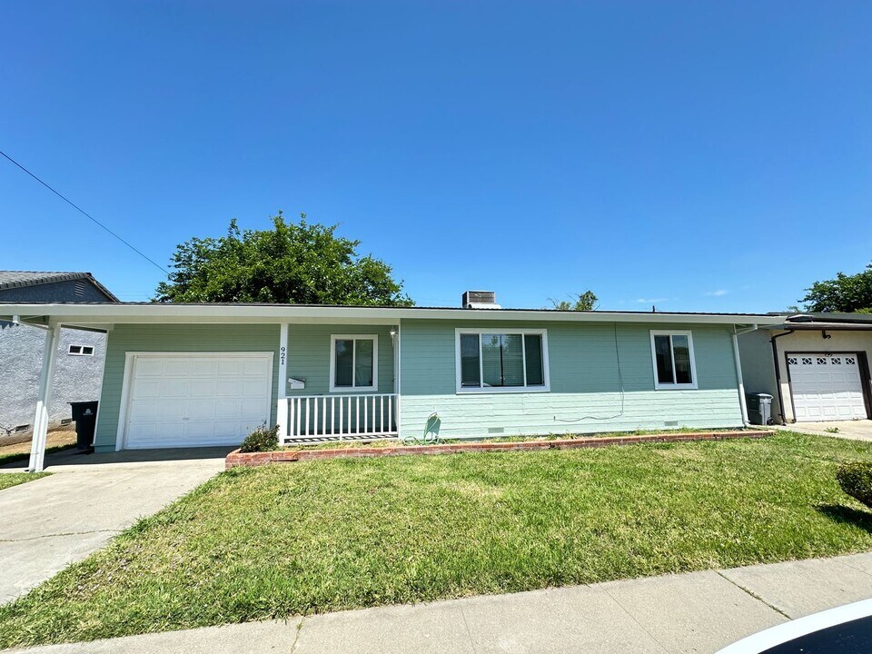 921 Harris St in Marysville, CA - Foto de edificio