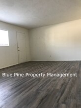 1680 Calkins Ave-Unit -4 in Idaho Falls, ID - Foto de edificio - Building Photo