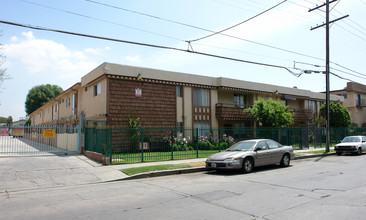 8542 Columbus Ave in North Hills, CA - Foto de edificio - Building Photo