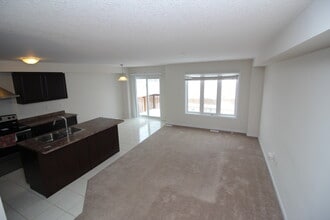 8287 Tulip Tree Dr in Niagara Falls, ON - Building Photo - Building Photo