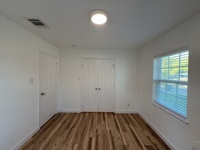 1202 Valley View Dr in Arlington, TX - Building Photo - Building Photo