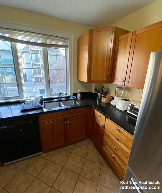 7 Albion St, Unit 2 in Somerville, MA - Foto de edificio - Building Photo
