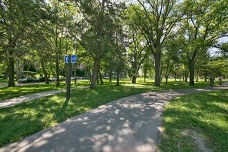 Calhoun Beach Apartments in Minneapolis, MN - Foto de edificio - Building Photo