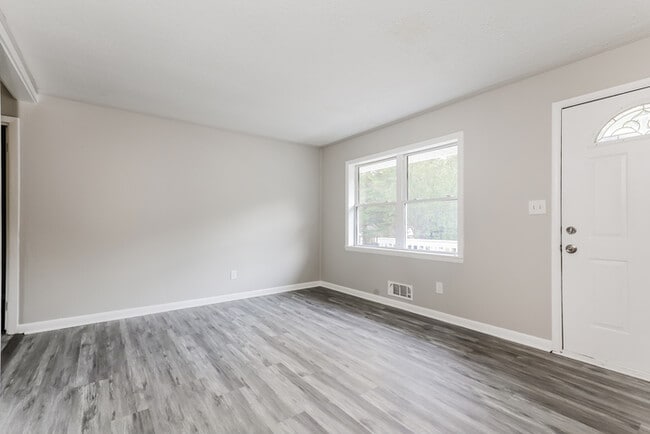 8344 Attleboro Dr in Jonesboro, GA - Foto de edificio - Building Photo