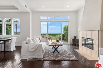 23929 De Ville Way in Malibu, CA - Building Photo - Building Photo