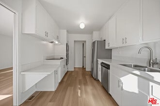 11920 Montana Ave in Los Angeles, CA - Foto de edificio - Building Photo