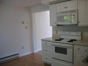 27 Weaver Ave in Newport, RI - Building Photo - Building Photo
