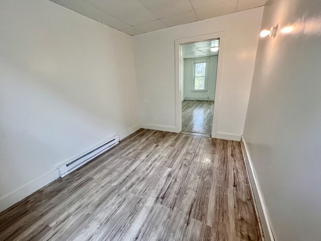 27 Milton Ave, Unit 1 in Amsterdam, NY - Building Photo - Building Photo