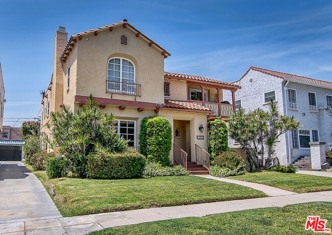 1071 Cloverdale Ave in Los Angeles, CA - Building Photo - Building Photo