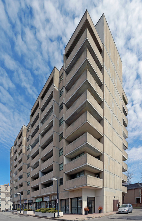 Bay Tower Condos in Toronto, ON - Building Photo