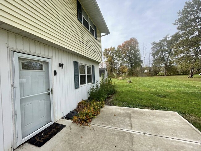 6465 Frazeysburg Rd in Nashport, OH - Building Photo - Building Photo