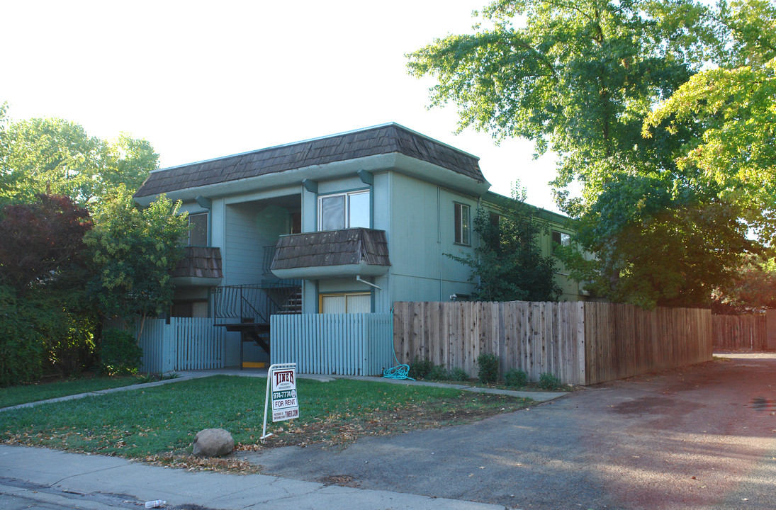 2212 Roselake Ave in Sacramento, CA - Foto de edificio