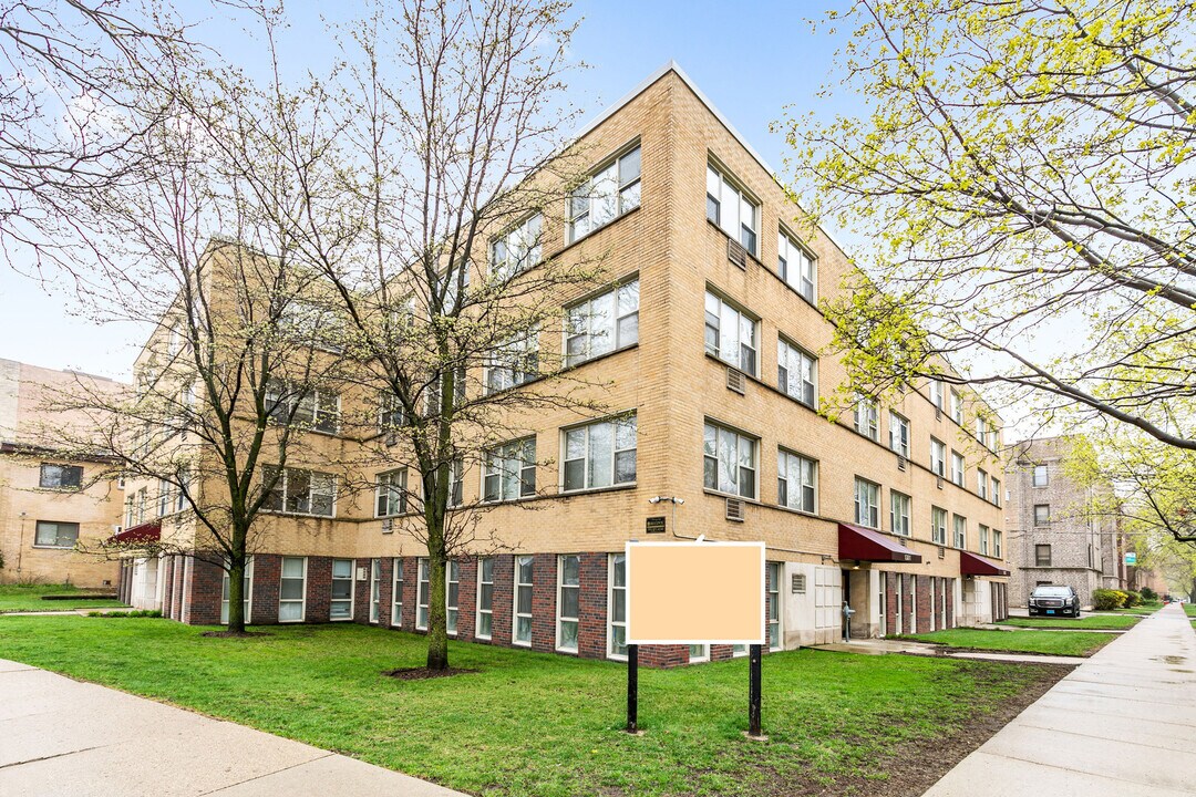 7070 N Sheridan Rd in Chicago, IL - Building Photo