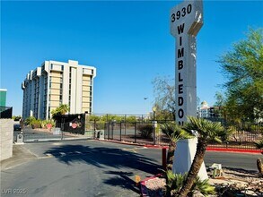3930 S University Center Dr in Las Vegas, NV - Foto de edificio - Building Photo