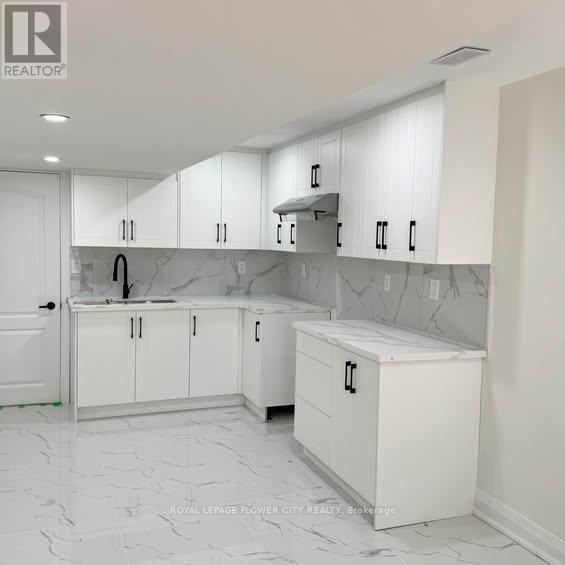 17 Huntington Dr in Barrie, ON - Building Photo - Building Photo